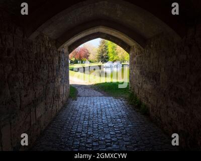 Abingdon, England - 21. April 2019 Abingdon behauptet, die älteste Stadt in England zu sein. Dies ist seine berühmte mittelalterliche Steinbrücke, an einem schönen Frühling mor Stockfoto