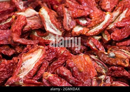 Sonnengetrocknete Tomaten in einem Korb auf einem Straßenmarkt, Nahaufnahme. Reife Tomaten Stockfoto