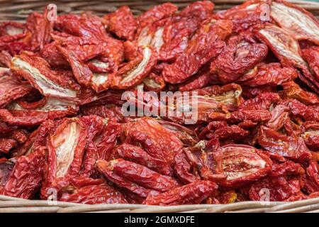 Sonnengetrocknete Tomaten in einem Korb auf einem Straßenmarkt, Nahaufnahme. Reife Tomaten Stockfoto