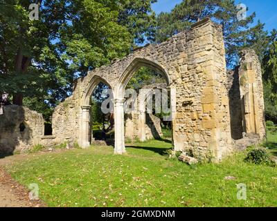 Abingdon, England - 12. Juli 2020 Diese stimmungsvollen Ruinen sind ein Highlight der Abbey Fields in Abingdon, England. Benannt nach der mittelalterlichen Abtei, dass wir Stockfoto