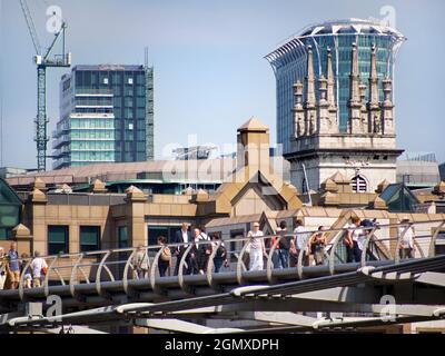 Von dort zur Tate Modern auf der anderen Seite des Flusses verläuft die viel bewunderte und futuristische Millennium Bridge. Dies ist ein futuristischer Stahlsusp Stockfoto