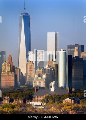 New York, USA - 12. Oktober 2013; keine Menschen im Blick. Der Blick vom Brooklyn Cruise Terminal über Governors Island in Richtung Downtown Manhattan, New Yor Stockfoto