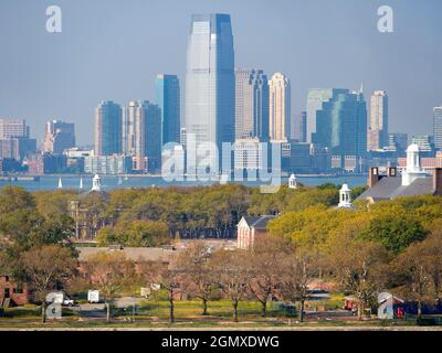 New York, USA - 12. Oktober 2013; keine Menschen im Blick. Der Blick vom Brooklyn Cruise Terminal über Governors Island in Richtung Downtown Manhattan, New Yor Stockfoto