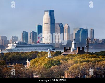 New York, USA - 12. Oktober 2013; keine Menschen im Blick. Der Blick vom Brooklyn Cruise Terminal über Governors Island in Richtung Downtown Manhattan, New Yor Stockfoto