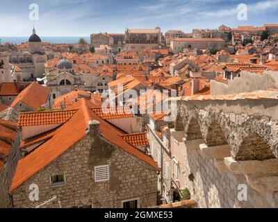 Dubrovnik ist eine historische kroatische Stadt an der Adria, in der Region Dalmatien. Es ist ein UNESCO-Weltkulturerbe und gehört zu den prominentesten Stockfoto