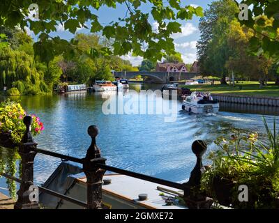 Abingdon, England - 1. September 2019; zwei Personen im Blick. Saint Helen's Wharf ist ein bekannter Schönheitsort an der Themse, direkt oberhalb der medi Stockfoto