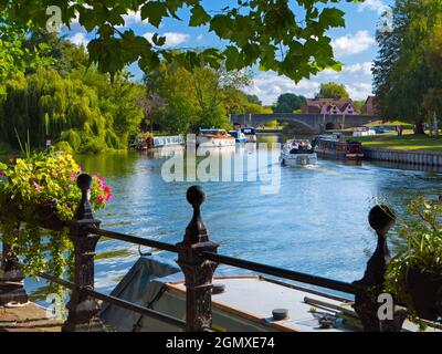 Abingdon, England - 1. September 2019; zwei Personen im Blick. Saint Helen's Wharf ist ein bekannter Schönheitsort an der Themse, direkt oberhalb der medi Stockfoto