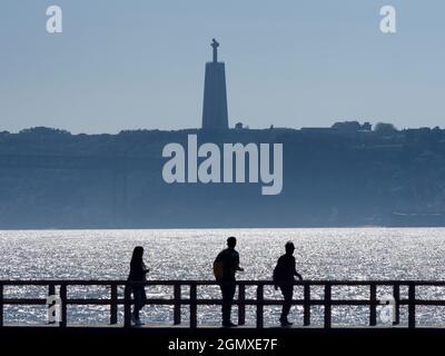 Lissabon, Portugal - 8. Mai 2019; drei Personen im Blick. Mit einer Geschichte, die bis in die prähistorische Zeit zurückreicht, ist Lissabon eines von Europa und das älteste von worldÕs Stockfoto