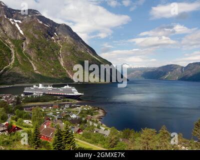 Eidfjord ist eine kleine Stadt im Bezirk Hardanger, an der Westküste Norwegens. Es liegt am Ende des Eidfjords, einem inneren Ast des Großen Stockfoto