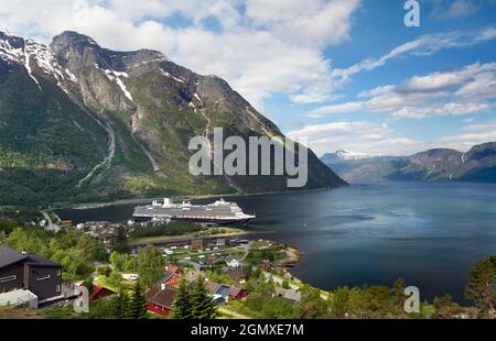 Eidfjord ist eine kleine Stadt im Bezirk Hardanger, an der Westküste Norwegens. Es liegt am Ende des Eidfjords, einem inneren Ast des Großen Stockfoto