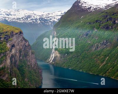 Der herrliche Geiranger Fjord liegt in der Sunnm¿re Region des Komitats M¿re Og Romsdal in Norwegen. Eine der beliebtesten Touristenattraktionen Norwegens, Stockfoto