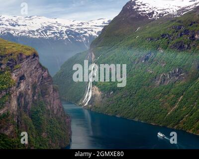 Der herrliche Geiranger Fjord liegt in der Sunnm¿re Region des Komitats M¿re Og Romsdal in Norwegen. Eine der beliebtesten Touristenattraktionen Norwegens, Stockfoto