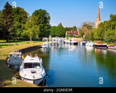 Abingdon, England - 25. Juli 2019; vier Personen im Blick. Abingdon behauptet, die älteste Stadt in England zu sein. Wenn Sie am Ufer der Themse stehen o Stockfoto