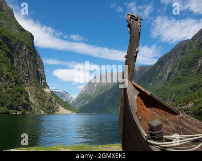 FlŒm ist ein kleines Dorf in der spektakulären Umgebung des Aurlandsfjords - einem Zweig des Sognefjords: Dies ist der größte und bekannteste Fjord in Stockfoto