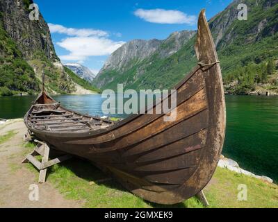 FlŒm, Norwegen - 9. Juni 2016 FlŒm ist ein kleines Dorf in der spektakulären Umgebung des Aurlandsfjords - einem Zweig des Sognefjords: Das ist die Lar Stockfoto