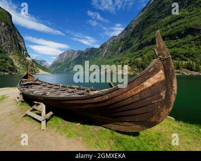 FlŒm ist ein kleines Dorf in der spektakulären Umgebung des Aurlandsfjords - einem Zweig des Sognefjords: Dies ist der größte und bekannteste Fjord in Stockfoto