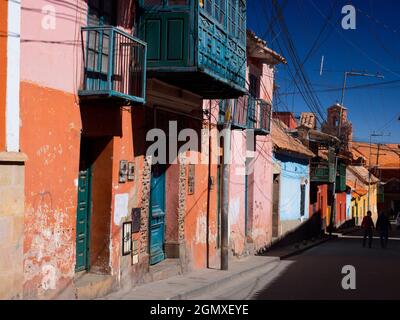 Potosi, Bolivien - 22. Mai 2018; zwei Silhouetten auf der Straße Potosi und seine Geschichte sind untrennbar mit Silber verbunden. Einer der höchsten citi Stockfoto