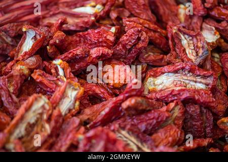 Sonnengetrocknete Tomaten in einem Korb auf einem Straßenmarkt, Nahaufnahme. Reife Tomaten Stockfoto