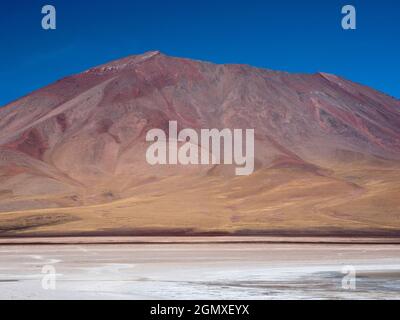 Laguna Verde, Bolivien - 21. Mai 2018 Laguna Verde (grüner See) ist aufgrund seiner auffälligen Jadegrün-Farbe treffend benannt. Dieser schöne Salzsee - bei 4 Stockfoto