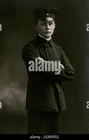 Ein junger deutscher Soldat aus dem Ersten Weltkrieg in Uniform der Deutschen Kaiserlichen Armee, von Fotografen Samson von "Coblenz" (Koblenz), Deutschland. Stockfoto