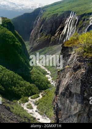 Eidfjord ist eine kleine Stadt im Bezirk Hardanger, an der Westküste Norwegens. Es liegt am Ende des Eidfjords, einem inneren Ast des Großen Stockfoto