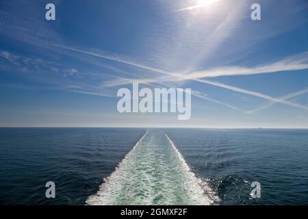 Ostsee - 16. Juni 2011; die Spur hinter diesem Schiff scheint für immer zu gehen und in das unendliche blaue Meer und den Himmel zu verschmelzen. Stockfoto