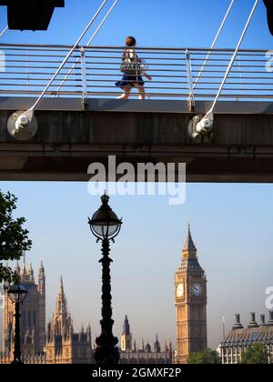 Die Hungerford Bridge überquert die Themse in London und liegt zwischen der Waterloo Bridge und der Westminster Bridge. Es umfasst und alte Eisenbahnbrücke Stockfoto