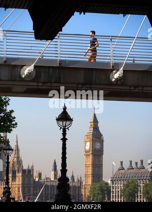 Die Hungerford Bridge überquert die Themse in London und liegt zwischen der Waterloo Bridge und der Westminster Bridge. Es umfasst und alte Eisenbahnbrücke Stockfoto