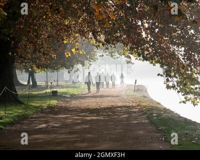 Oxford, England - 19. Oktober 2018 Diese Thames-Side-Ansicht im Herbst ist der Ausgangspunkt meiner Lieblingswanderung in Oxford, England; sie beginnt hier b Stockfoto