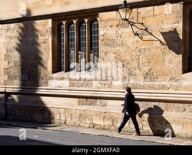 Die historische Bodleian Library ist die wichtigste Forschungsbibliothek der University of Oxford. Es stammt zum Teil aus dem 14. Jahrhundert und ist eines der Stockfoto