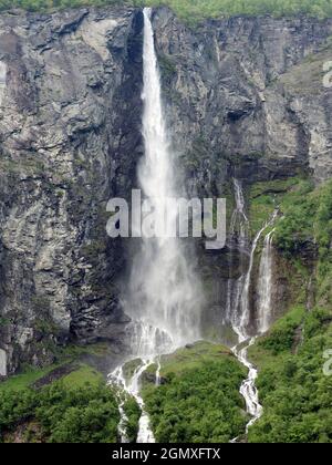 Der herrliche Geiranger Fjord liegt in der Sunnm¿re Region des Komitats M¿re Og Romsdal in Norwegen. Eine der beliebtesten Touristenattraktionen von NorwayÕs, Stockfoto