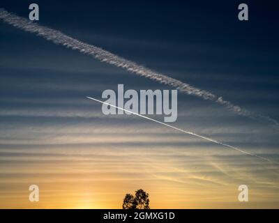 Oxfordshire, England - 12. November 2020 Ich liebe es, in den Himmel zu schauen. Was Sie sehen, ist oft schön und verändert sich ständig. Ich bin um meinen Hausvil herumgelaufen Stockfoto