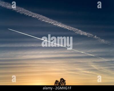 Oxfordshire, England - 12. November 2020 Ich liebe es, in den Himmel zu schauen. Was Sie sehen, ist oft schön und verändert sich ständig. Ich bin um meinen Hausvil herumgelaufen Stockfoto