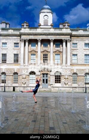 London England - 2005; das Somerset House ist ein großer neoklassizistischer Komplex auf der Südseite des Strand im Zentrum von London, mit Blick auf den Fluss Stockfoto