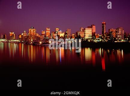 Kanada. British Columbia. Vancouver. Stadt am Wasser bei Nacht. Stockfoto