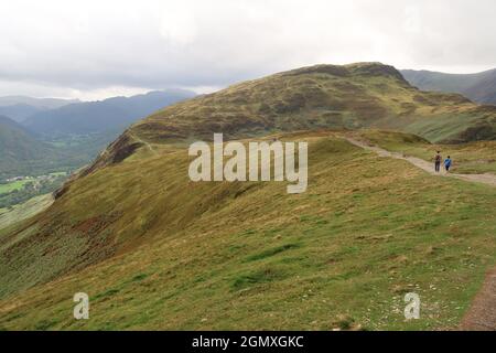 CAT Bells, Lake District, Großbritannien. Ein beliebter Höhenweg, der an einem bewölkten Septemberwochenende mit Spaziergängern überfüllt ist. Stockfoto