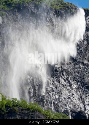 FlŒm ist ein kleines Dorf in der spektakulären Umgebung des Aurlandsfjords - einem Zweig des Sognefjords: Dies ist der größte und bekannteste Fjord in Stockfoto