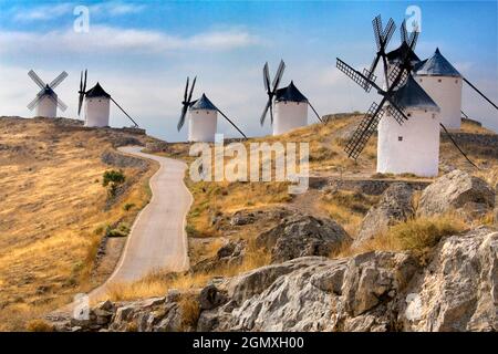 La Mancha, Spanien - 13. Juli 2017; keine Menschen im Blick. La Mancha ist eine historische Region, die sich auf einem fruchtbaren, aber fruchtbaren Hochplateau in Zentralspanien befindet Stockfoto