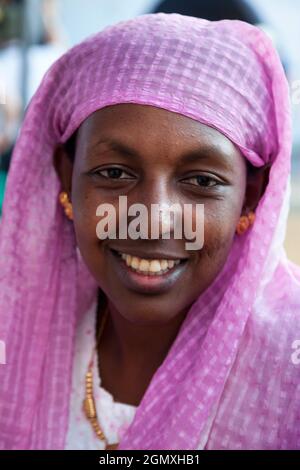 Assuan, Ägypten - 3. Dezember 2010; eine Frau in Schuss. Aufgenommen in einem kleinen nubischen Dorf am Westufer des Nils, in der Nähe von Assuan. Die Leute dort waren Stockfoto