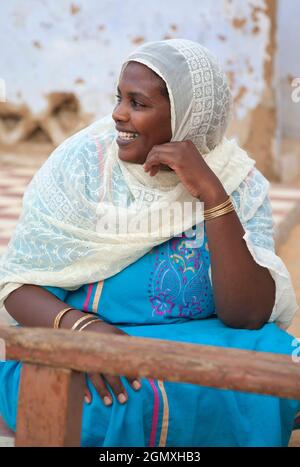 Assuan, Ägypten - 3. Dezember 2010; eine Frau in Schuss. Aufgenommen in einem kleinen nubischen Dorf am Westufer des Nils, in der Nähe von Assuan. Die Leute dort waren Stockfoto