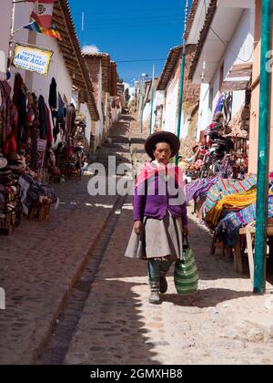 Chinchero, Peru - 12. Mai 2018 Chinchero ist eine kleine Marktstadt, direkt an der Hauptstraße zwischen Cusco und Urubamba. Es ist berühmt für seine Textilien und Stockfoto