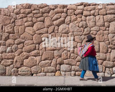 Chinchero, Peru - 12. Mai 2018 Chinchero ist eine kleine Marktstadt, direkt an der Hauptstraße zwischen Cusco und Urubamba. Es ist berühmt für seine Textilien und Stockfoto