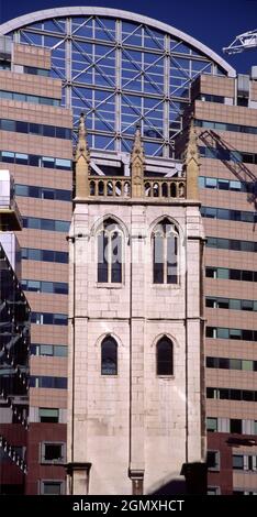 Die Wood Street liegt in der Nähe von Cheapside im Herzen der City of London, dem historischen Zentrum und dem wichtigsten Finanzviertel Londons. Die Gilde Churc Stockfoto