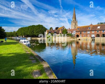 Abingdon, England - 12. Juli 2020; eine Person in Schuss. Saint Helen's Wharf ist ein bekannter Schönheitsort an der Themse, direkt stromaufwärts des mittelalterlichen Stadttals Stockfoto