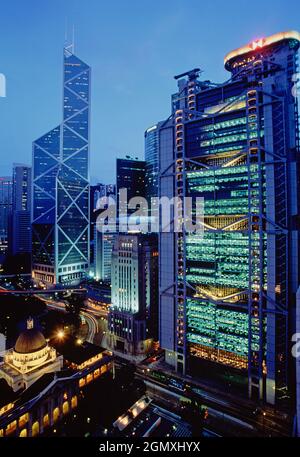 China. Hongkong. Nächtliche Geschäftsgebäude der Stadt, darunter das HSBC-Hauptgebäude und die Bank of China. Stockfoto
