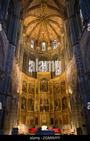 Der glühende goldene Altar und das Altarbild der Kathedrale von Avila in Spanien. Der Bau der eisengrauen gotischen Kathedrale aus Granit begann im 11 Stockfoto