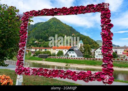 Wunderschöne Stadt Lasco in Slowenien mit dem Spica-Ufer in einem Blumenrahmen Stockfoto