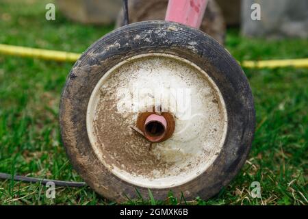 Schuss des schmutzigen alten manuellen Betonmischers Stockfoto