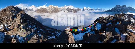 Blick vom Gokyo Ri auf den Mount Everest Makalu Cho oyu und Lhotse mit buddhistischen Gebetsfahnen, Trek zum Everest-Basislager und drei Pässe Trek, Nepal hima Stockfoto