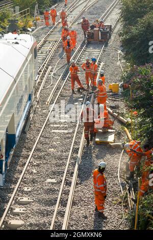 Network Rail / NetworkRAIL-Mitarbeiter, die Kernarbeiten ausführen – Gleisaustausch mit schweren Maschinen und technischen Zügen. Modernisierung von veralten Holzschabeln mit modernen Betonschabeln und neuen Schienen bei Twickenham in West London. VEREINIGTES KÖNIGREICH (127) Stockfoto